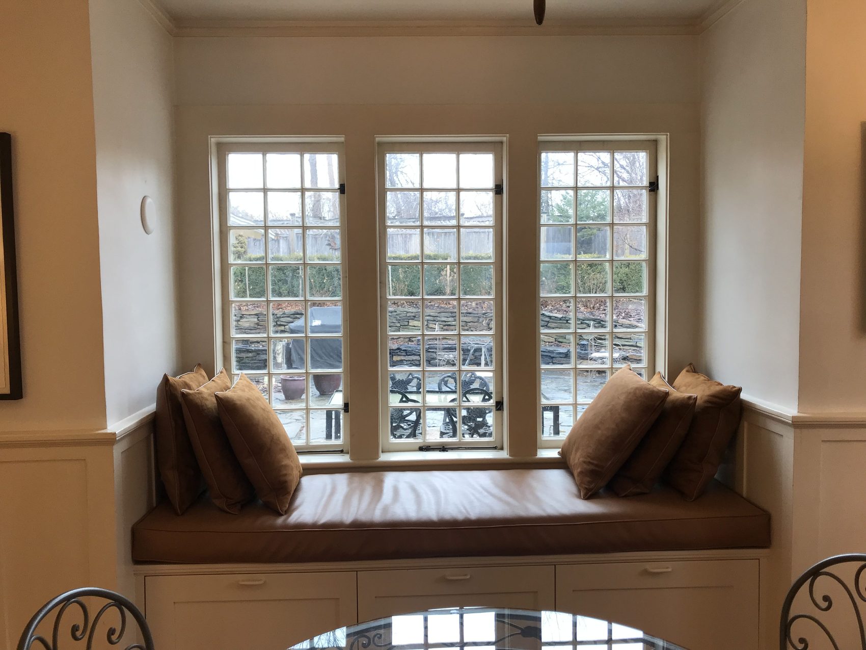 Window-seat breakfast room